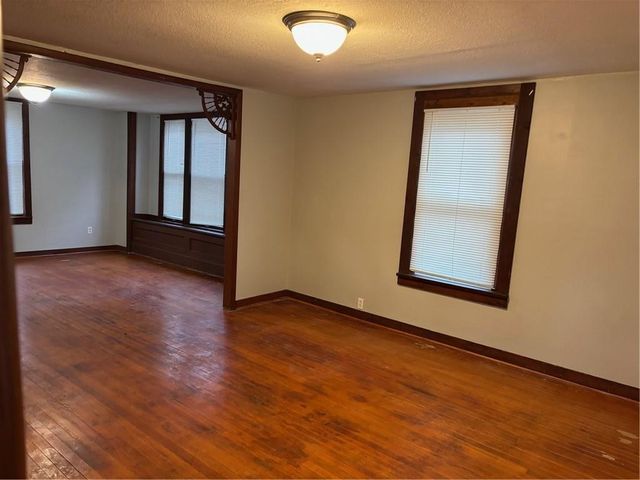 2423 S 12 Street, St Joseph, MO 64503