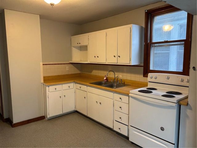 2423 S 12 Street, St Joseph, MO 64503