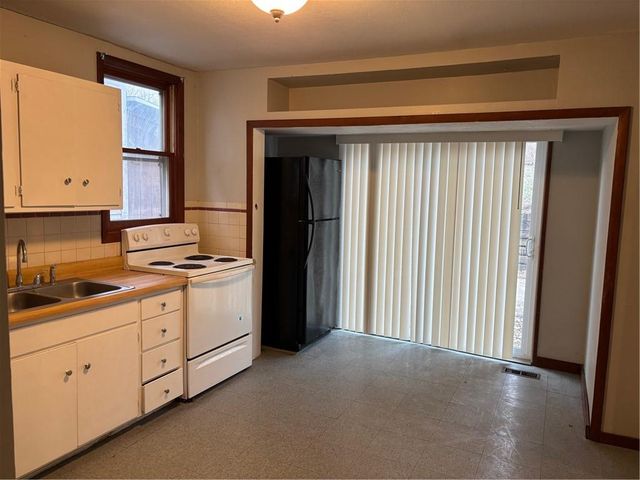 2423 S 12 Street, St Joseph, MO 64503