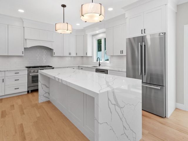 113 Warwick Avenue, Waltham, MA 02452