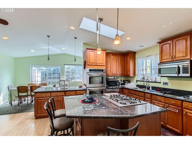 9042 N CHAUTAUQUA Pl, Portland, OR 97217