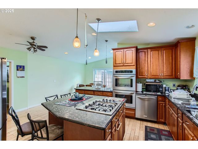 9042 N CHAUTAUQUA Pl, Portland, OR 97217