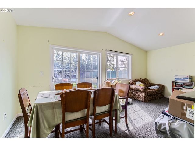 9042 N CHAUTAUQUA Pl, Portland, OR 97217