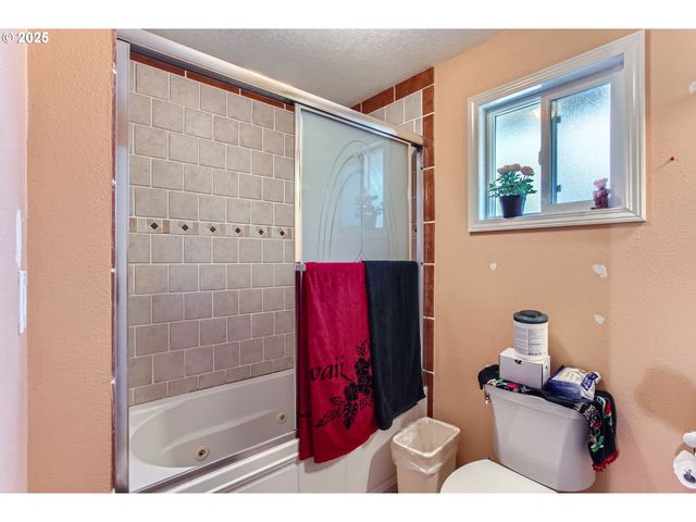 9042 N CHAUTAUQUA Pl, Portland, OR 97217