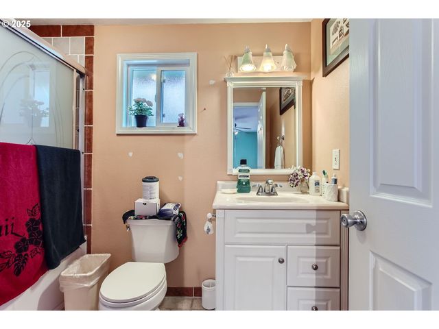 9042 N CHAUTAUQUA Pl, Portland, OR 97217