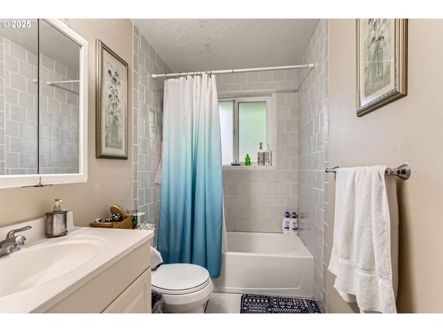 9042 N CHAUTAUQUA Pl, Portland, OR 97217