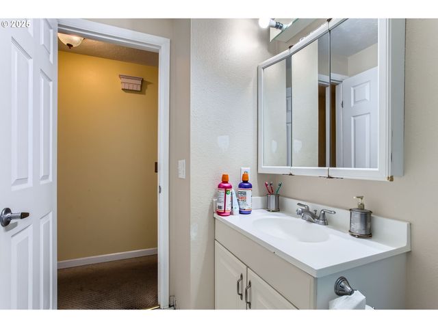 9042 N CHAUTAUQUA Pl, Portland, OR 97217