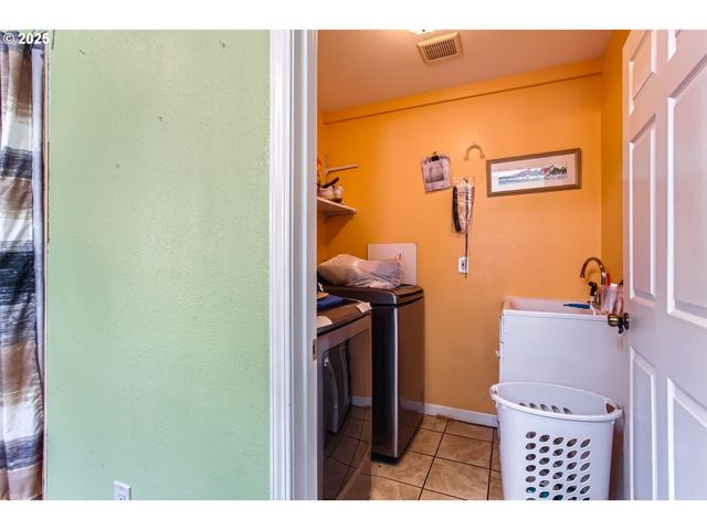 9042 N CHAUTAUQUA Pl, Portland, OR 97217