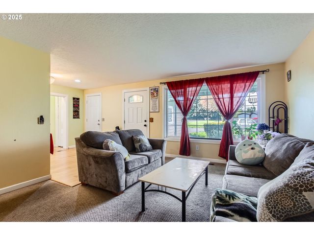 9042 N CHAUTAUQUA Pl, Portland, OR 97217