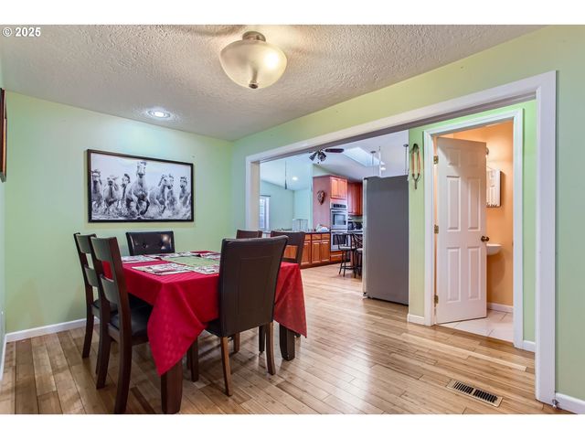 9042 N CHAUTAUQUA Pl, Portland, OR 97217