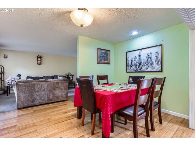 9042 N CHAUTAUQUA Pl, Portland, OR 97217