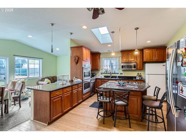 9042 N CHAUTAUQUA Pl, Portland, OR 97217