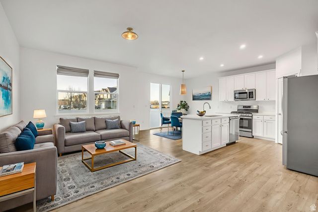 1058 S LILAC WAY, Mapleton, UT 84664