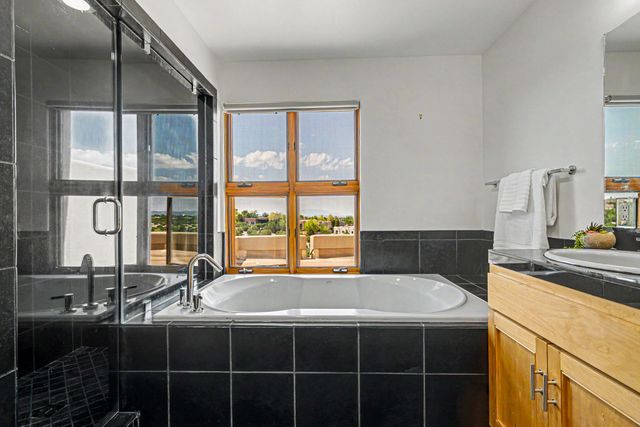 8 W Via Plaza Nueva, Santa Fe, NM 87507