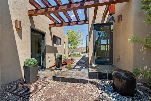 8 W Via Plaza Nueva, Santa Fe, NM 87507