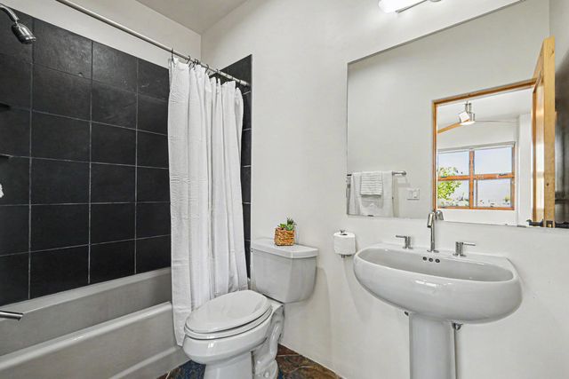 8 W Via Plaza Nueva, Santa Fe, NM 87507