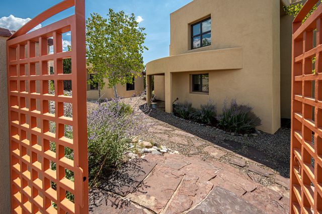 8 W Via Plaza Nueva, Santa Fe, NM 87507