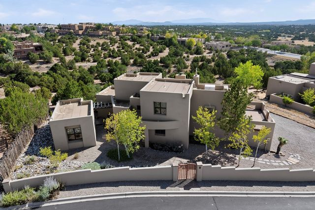 8 W Via Plaza Nueva, Santa Fe, NM 87507