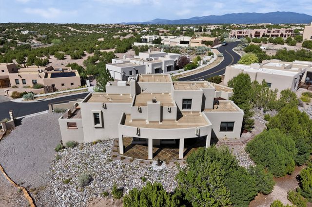 8 W Via Plaza Nueva, Santa Fe, NM 87507