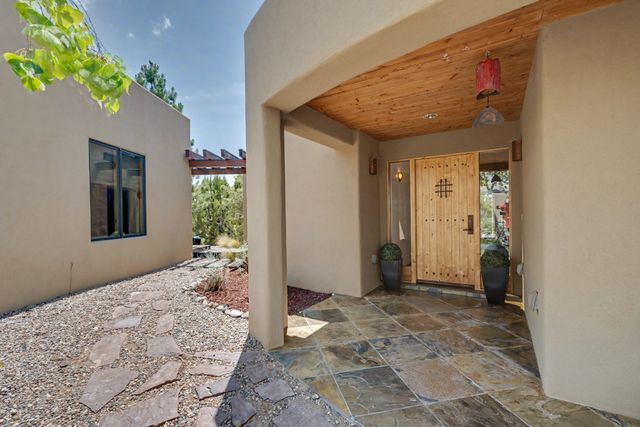 8 W Via Plaza Nueva, Santa Fe, NM 87507