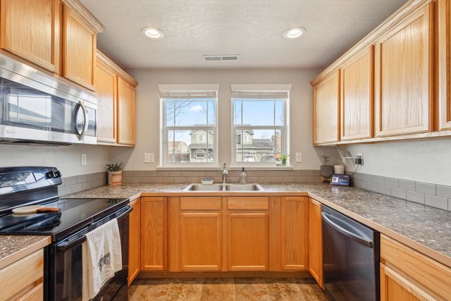 3174 SW Cascade Avenue, Redmond, OR 97756