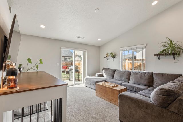 3174 SW Cascade Avenue, Redmond, OR 97756