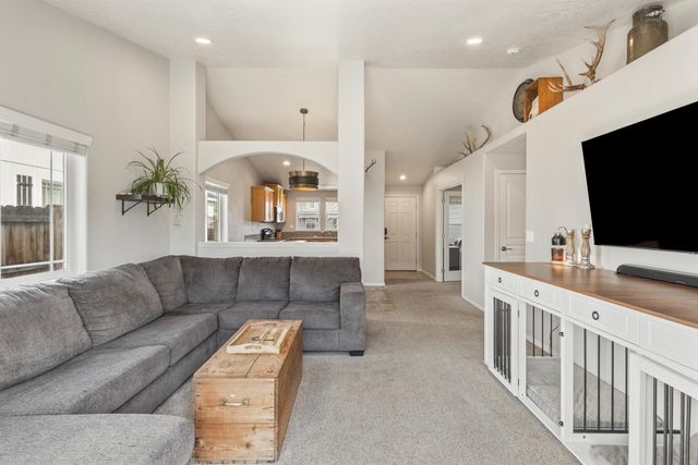 3174 SW Cascade Avenue, Redmond, OR 97756