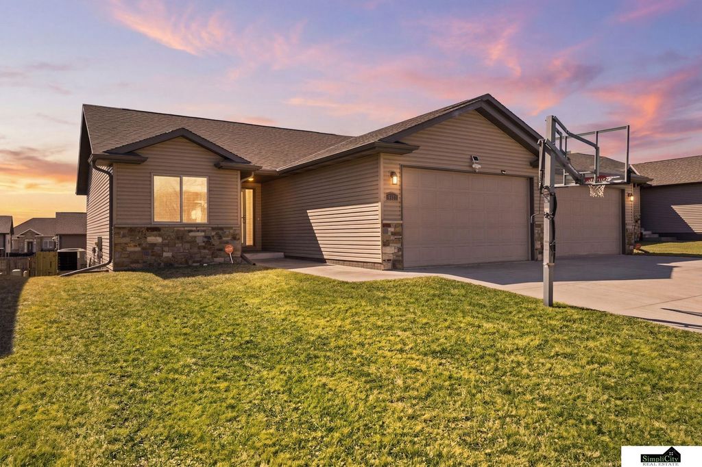 9921 Sweet Water Road, Lincoln, NE 68527