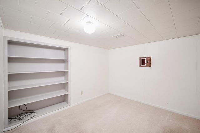 2061 NW 80th Court, Clive, IA 50325