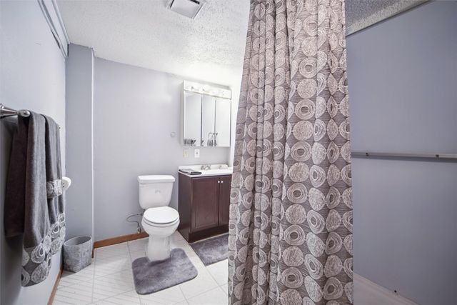 2061 NW 80th Court, Clive, IA 50325