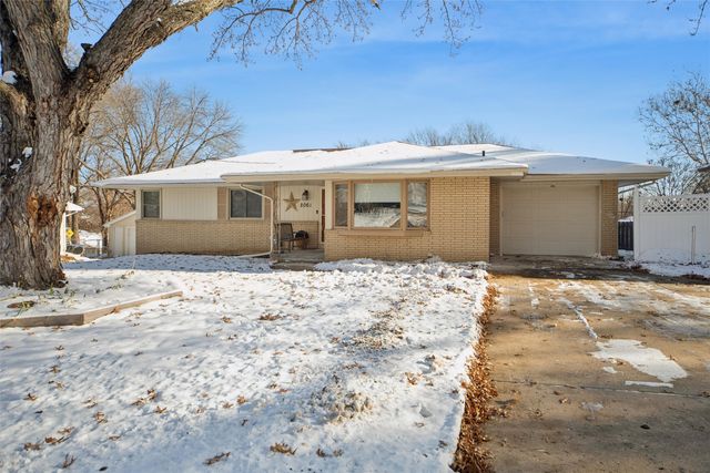 2061 NW 80th Court, Clive, IA 50325