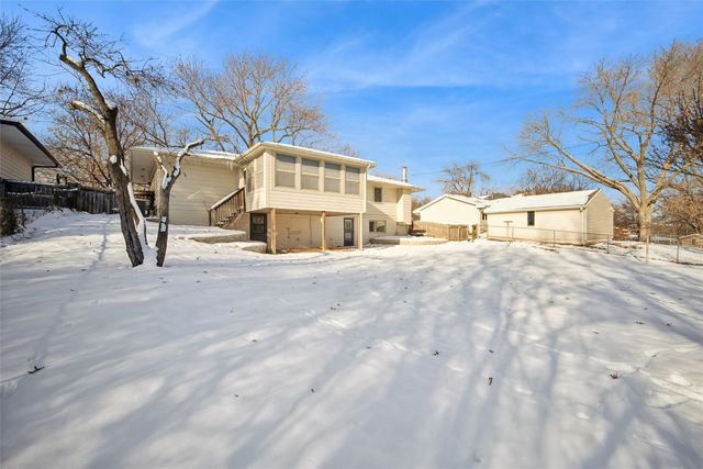 2061 NW 80th Court, Clive, IA 50325