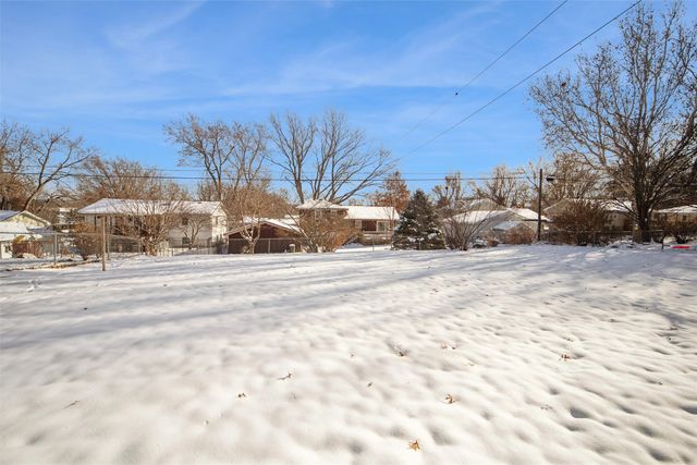 2061 NW 80th Court, Clive, IA 50325