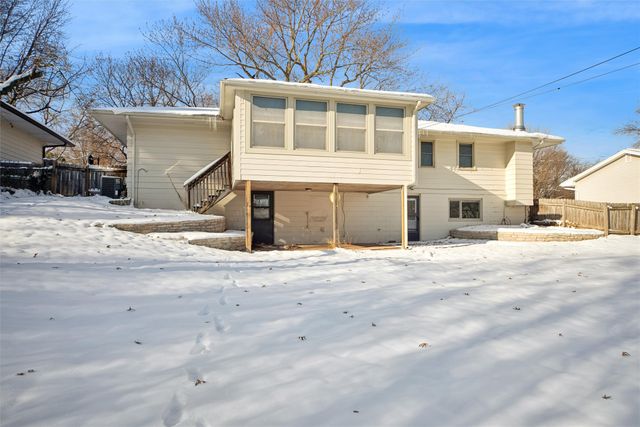 2061 NW 80th Court, Clive, IA 50325