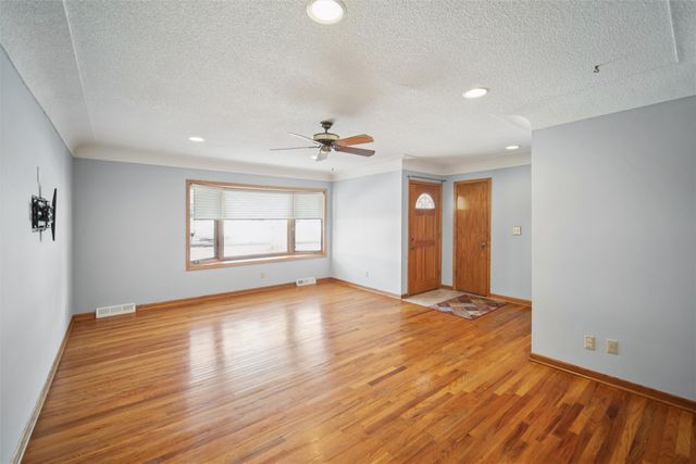 2061 NW 80th Court, Clive, IA 50325