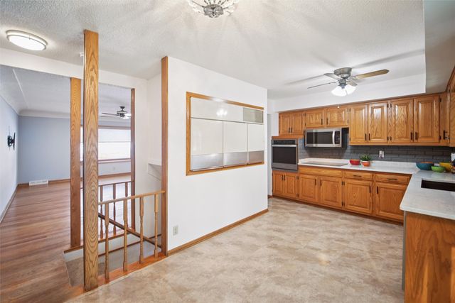 2061 NW 80th Court, Clive, IA 50325