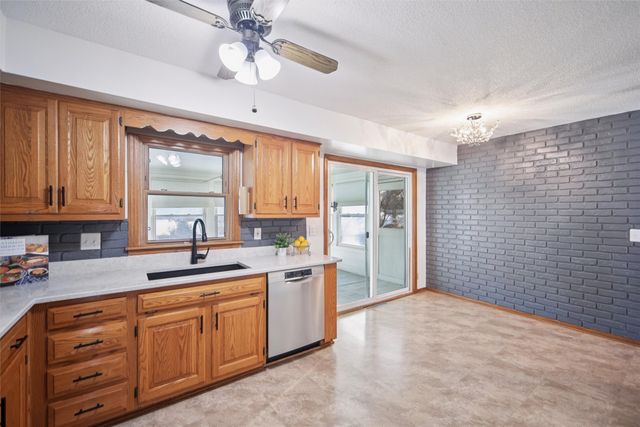 2061 NW 80th Court, Clive, IA 50325