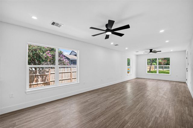 106 S 9th Street, Houston, TX 77562
