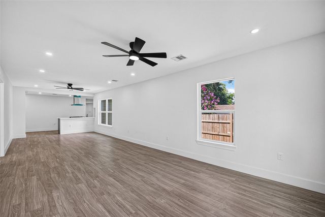 106 S 9th Street, Houston, TX 77562