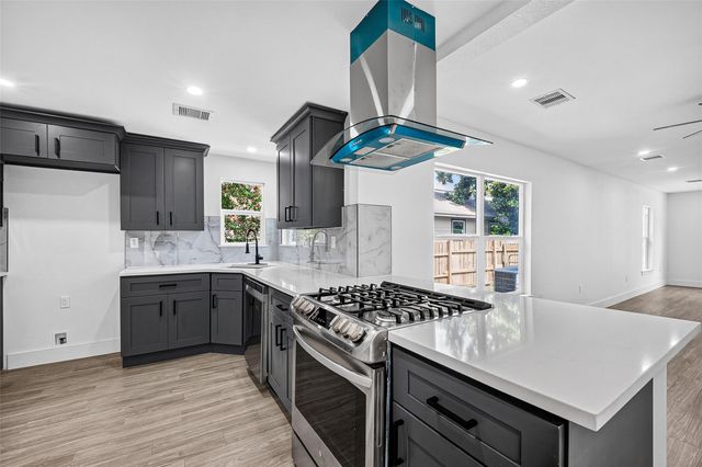 106 S 9th Street, Houston, TX 77562