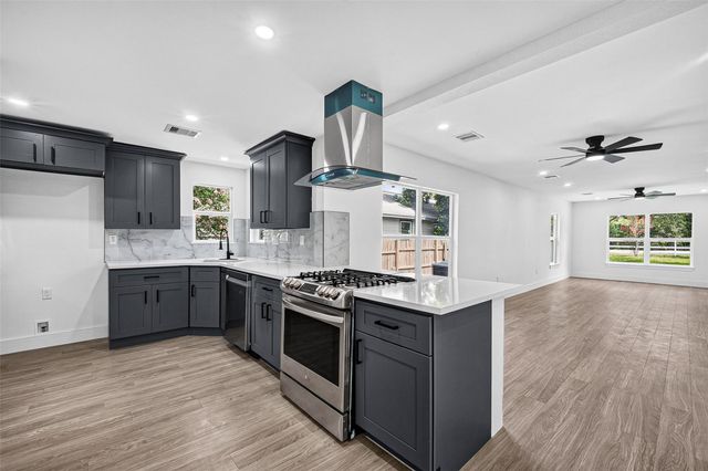 106 S 9th Street, Houston, TX 77562