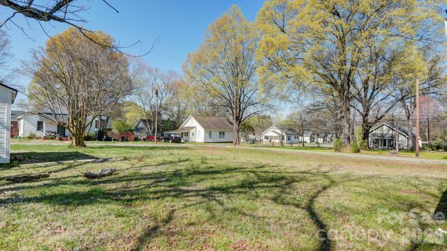 224 W Mills Avenue, Mooresville, NC 28115