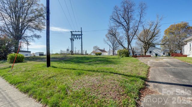 224 W Mills Avenue, Mooresville, NC 28115