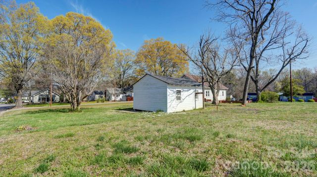 224 W Mills Avenue, Mooresville, NC 28115