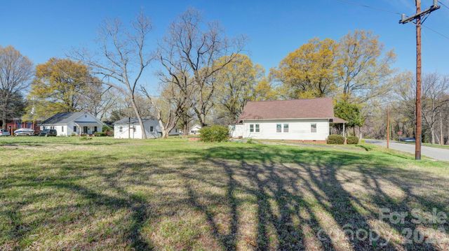 224 W Mills Avenue, Mooresville, NC 28115