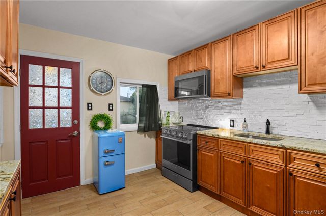 21 Grandview Drive, Shirley, NY 11967