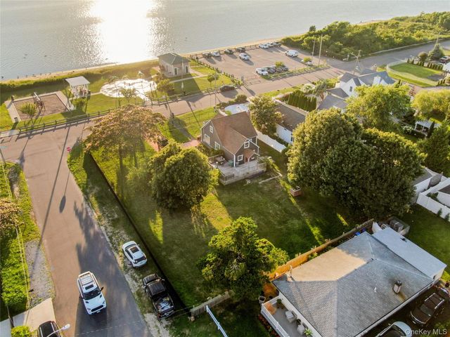 21 Grandview Drive, Shirley, NY 11967