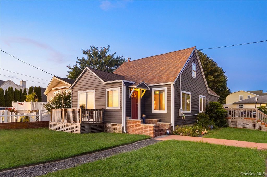 21 Grandview Drive, Shirley, NY 11967