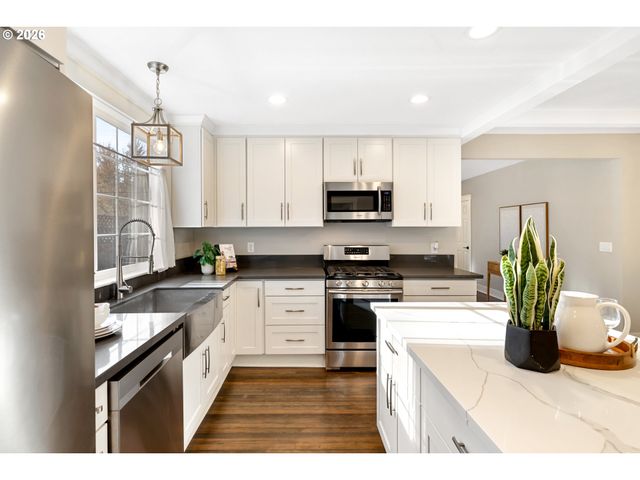 5262 ROSEWOOD St, Lake Oswego, OR 97035