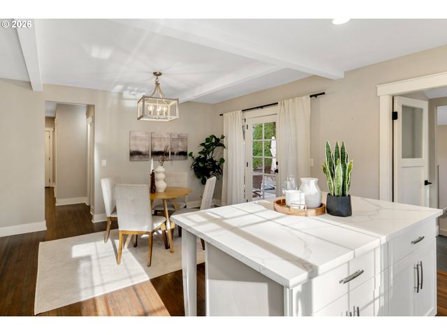 5262 ROSEWOOD St, Lake Oswego, OR 97035